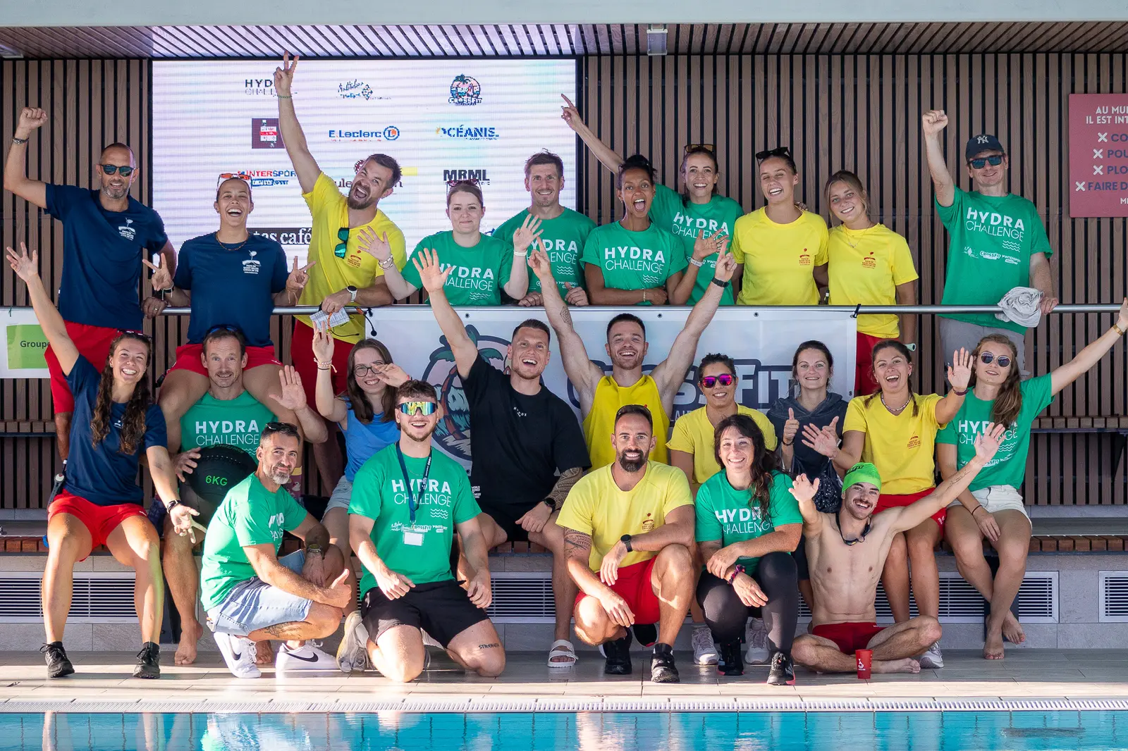 Le staff du Hydra Challenge et les maîtres nageurs, bras levés au bord du bassin de Saint-Hilaire-de-Riez